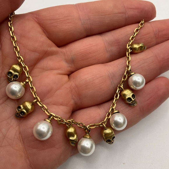 Skull-Embellished Faux-Pearl And Brass Charm Necklace Helloween - Picture 5 of 5